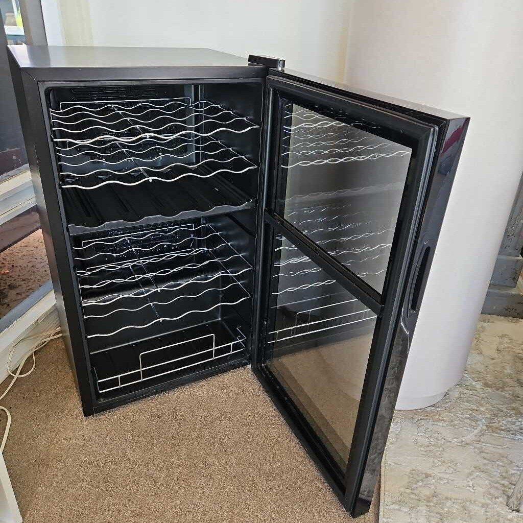 "Wine Enthusiast" Electric Wine Cooler, 19.5 x 17 x 32.75"