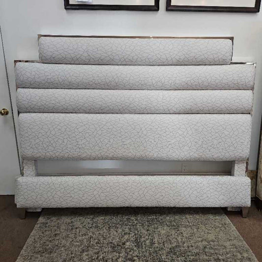 Markor Intl. White & Silver Abstract Bed w/Channeled Headboard (Cal-King)