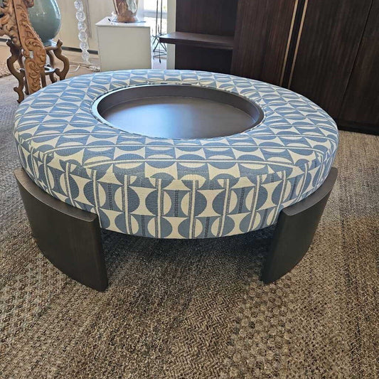 Vanguard Springfield Ottoman w/Tray in Gretchen Graphite 47Dia 17H