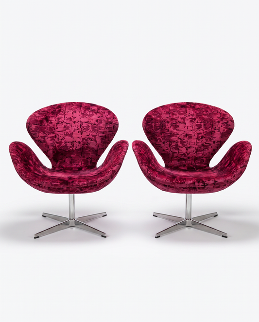 Magenta Arne Jacobsen for Fritz Hansen Swan Chairs (PAIR) 30.5 x 27 x 30.5